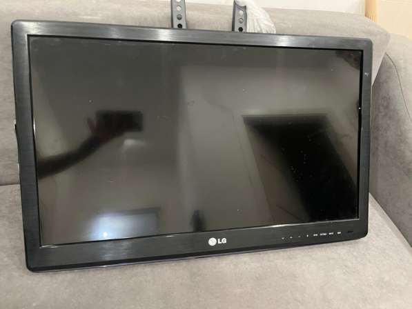 Телевизор LG с кранштейном