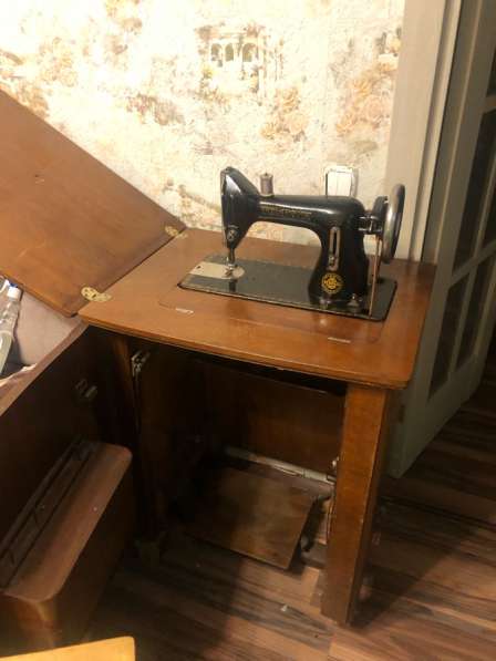 Продается ножная швейная машинка в Москве