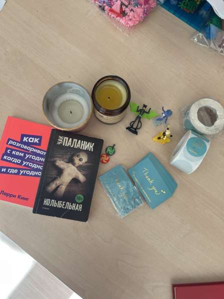 Книги свечи игрушки часы