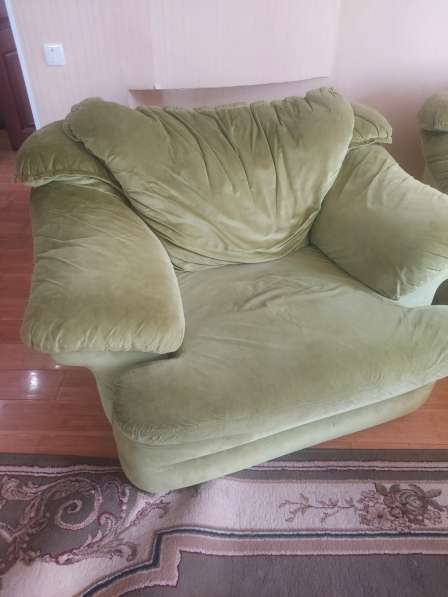 Отдам диван и кресло, мягкие и комфортные в фото 3