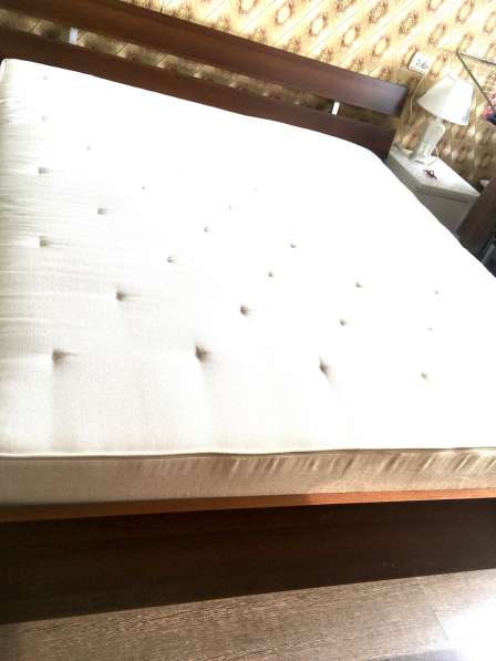 Кровать king size с матрасом 205х215 см раскосная и крепкаяо