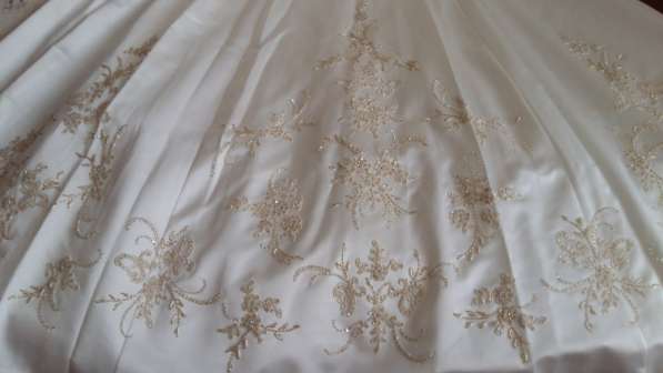 Продам невероятное изысканное Свадебное платье из атласа в фото 4