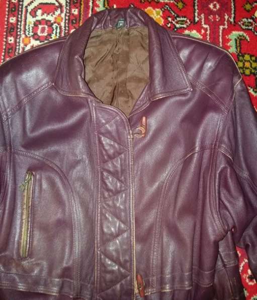 Женская кожанная куртка размер 44-46 цвет вишня