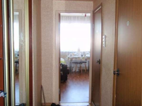 Сдам двухкомнатную квартиру в Москве. Этаж 5. Есть холодильник, стиральная машина.