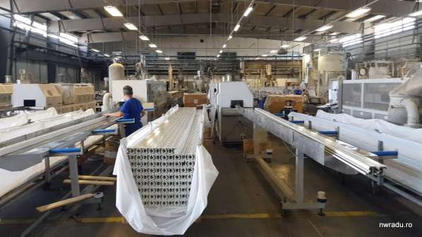 Muncitori la producerea profilelor metalice pentru cabluri в 