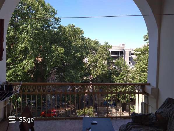 Продается просторная квартира в историческом центре Тбилиси в 