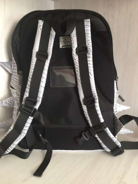 Яркий, серебристый школьный рюкзак в Ставрополе