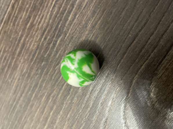 Попрыгунчик зелёный с белым