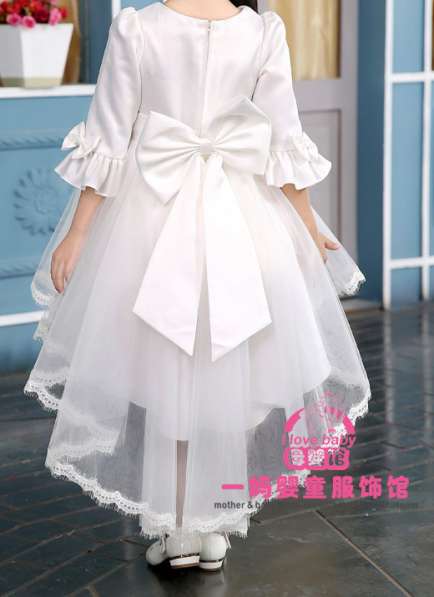 Платье белое, праздничное, нарядное, со шлейфом в фото 4