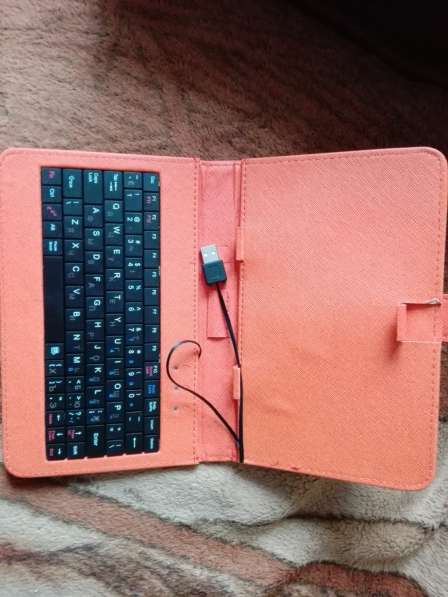 Оранжевый чехол для планшета с клавиатурой в фото 4