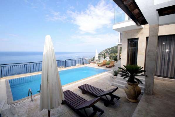Вилла с бассейном, гостевым домиком с прямым видом на море в фото 13