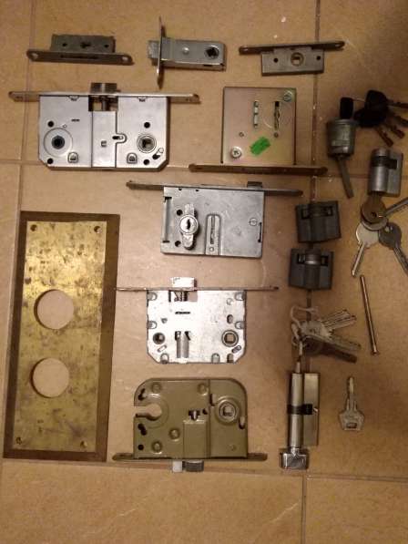 Дверная, оконная и мебельная фарнитура в Москве фото 12