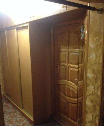 Продам двухкомнатную квартиру в Москве. Жилая площадь 54 кв.м. Дом панельный. Есть балкон.
