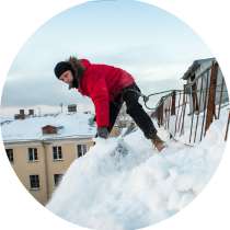 Уборка снега с крыши, альпинисты, в Томске