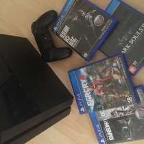 PlayStation 4 (500 GB) + 4 игры, в Москве