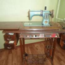 Продам швейную машину (практически раритет), в Омске