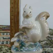 Фарфоровая Статуэтка белка с грибами. Гжель 1950-ые гг, в Москве