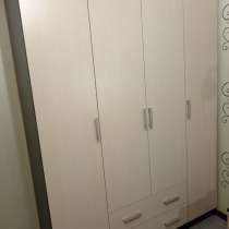 Тумба прикроватная, распашной шкаф в отличном состоянии, в Челябинске