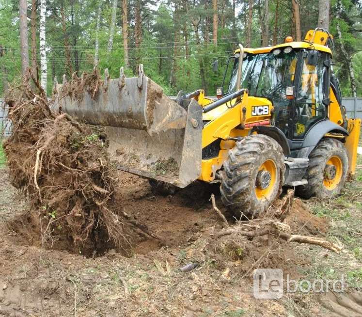 Экскаватор погрузчик корчует пни. Трактор выкорчевывание. Выкорчёвывание пней трактором. Клык для корчевания пней т100. Трактор выкорчевывание.